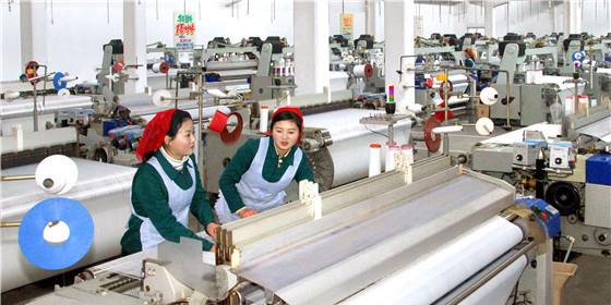朝鲜国营纺织厂的女工人,工资不高,把工厂当成家